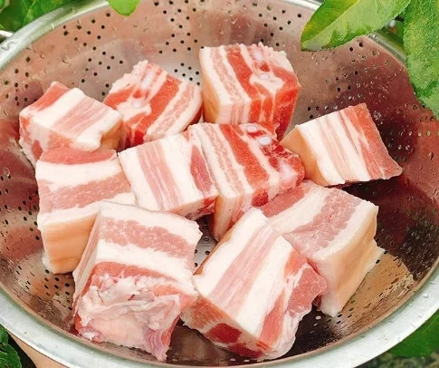 Thịt vai da cắt miếng nhỏ để kho *