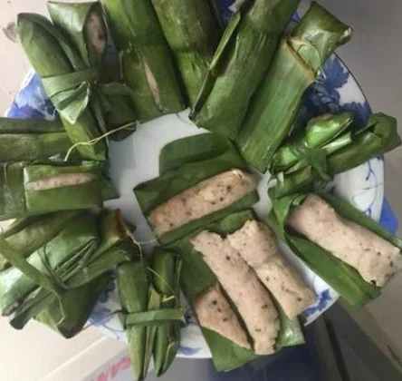 Chả lụa nhỏ gói lá ăn bún bò